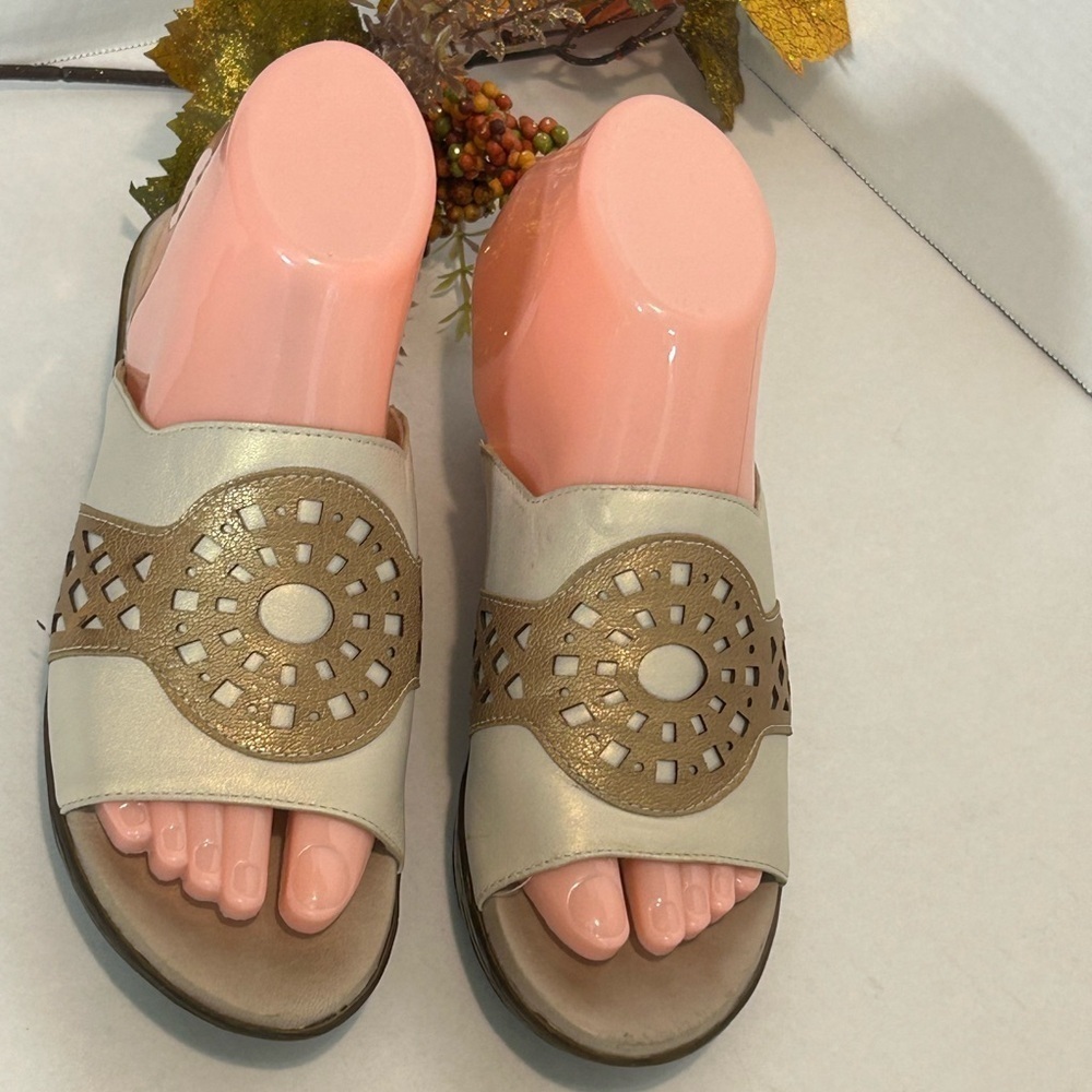 Munro Women's Sandals in Gold and Cream